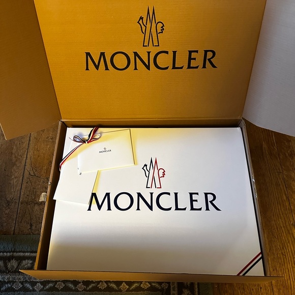Authentic Moncler XL  paper gift box with ribbon - Picture 8 of 8